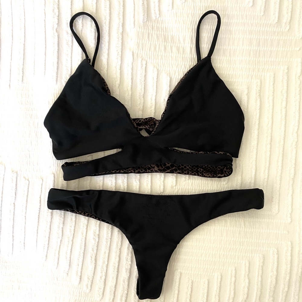USED Acacia Haku top and Hookipa bottoms. Medium.